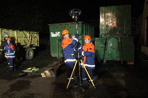 Bild: Aufbau der Strahler zum Ausleuchten der Einsatzstelle