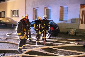 Bild: Einsatzkräfte mit Atemschutzgeräten stehen vor dem Gebäude bereit