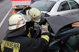 Bild: An beiden Unfallfahrzeugen musste die Batterie abgeklemmt werden