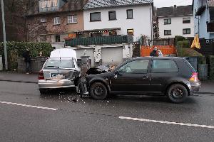 Bild: Feuerwehreinsatz bei Verkehrsunfall in der Dirminger Straße