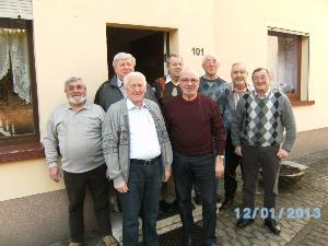 Bild: Fred Bock, vorne, freut sich über den Besuch seiner Feuerwehrkameraden (Foto: Willi Provo)