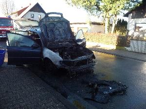 Bild: Der Motorraum des Pkw brannte aus