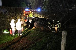 Bild: Einsatzkräfte der Feuerwehr sicherten die Unfallstelle