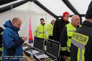 Bild: Besprechung im Zelt der Einsatzleitung (Foto: Christopher Benkert - Feuerwehr Neunkirchen)