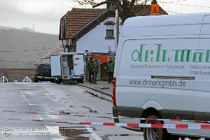 Bild: Die Straßen rund um den Fundort mussten gesperrt werden (Foto: Christopher Benkert - Feuerwehr Neunkirchen)