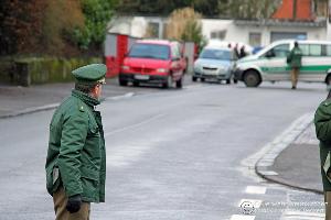 Bild: Die Straßen rund um den Fundort mussten gesperrt werden (Foto: Christopher Benkert - Feuerwehr Neunkirchen)