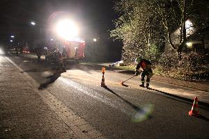 Bild: Mit Bindemitteln wird die verschmutzte Fahrbahn in der Jägerbergstraße abgetreut