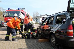 Bild: Impressionen Truppführerlehrgang 2014, Thema Technische Hilfe im Löschbezirk Eppelborn, Der Trupp beim Sichern eines verunfallten Fahrzeuges gegen wegrollen.
