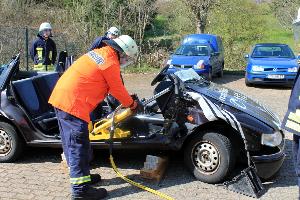 Bild: Impressionen Truppführerlehrgang 2014; Thema Technische Hilfe im Löschbezirk Eppebborn; hier: Einsatz eines Rettungszylinders zum Abklappen des Motorraumes