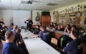 Bild: Wehrführer Klaus Theis, der zugleich auch Leiter des Kreisausbildungsausschuss ist, konnte den 21 Lehrgangsteilnehmer/innen die Urkunden als Nachweis der bestandenen Truppführerausbildung überreichen und seine Glückwünsche aussprechen.