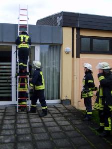 Bild: Impressionen Truppführerlehrgang 2014, Thema tragbare Leitern im Löschbezirk Bubach-CalmesweilerImpressionen; hier: der Einsatz tragbarer Leitern