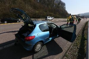 Bild: Das Unfallfahrzeug kollidierte in Höhe Eppelborn im Baustellenbereich mit den Leitplanken (Foto: Simon Mario Avenia)