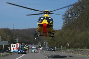 Bild: Der Rettungshubschrauber Christoph 16 war auf der Autobahn in Höhe Eppelborn gelandet (Foto: Simon Mario Avenia)