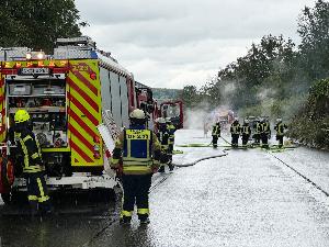 Bild: Kleinbus gerät auf der Autobahn in Brand