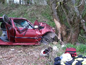 Bild: Das Unfallfahrzeug war gegen einen Baum geprallt