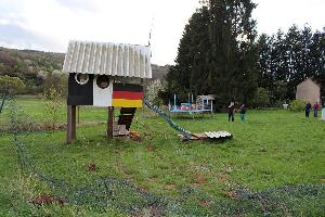 Bild: Das Fahrzeug schoss unter diesem Spielgerät hindurch (Foto: Presseservice Saar - Carsten Klein)