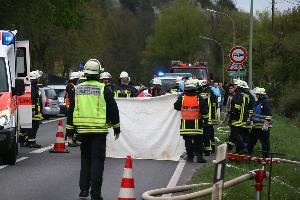 Bild: Abschirmen des Fahrers gegen Schaulustige (Foto: Simon Mario Avenia)