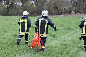 Bild: Medizinisches Fachpersonal der Feuerwehr unterstütze den Rettungsdienst bei der Reanimation des Unfallfahrers (Foto: Simon Mario Avenia)