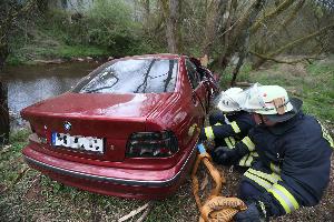 Bild: Anbringen der Bandschlingen zur Bergung des Fahrzeugs (Foto: Simon Mario Avenia)