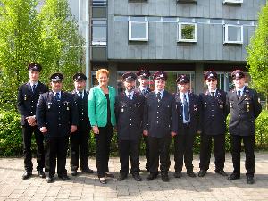 Bild: Die Einsatzmannschaft aus dem Löschbezirk Bubach-Calmesweiler mit der Ministerin für Inneres und Sport Monika Bachmann