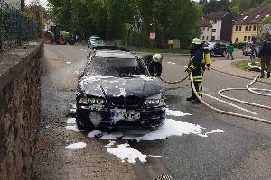 Bild: Die Einsatzkräfte mussten das Fahrzeug unter Atemschutzeinsatz löschen