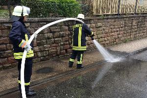 Bild: Reinigen der Fahrbahn nach dem Einsatz