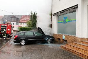 Bild: Durch die starke Rauchentwicklung geriet auch Rauch in das angrenzende Wohnhaus