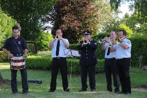 Bild: Kranzniederlegung, musikalisch gestaltet vo Fanfarenzug