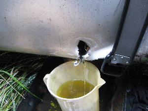 Bild: Der Kraftstofftank des Lkw wurde durch ein auf der Fahrbahn liegendes Metallteil beschädigt, so dass Dieselkraftstoff austreten konnte