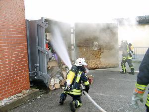 Bild: Ablöschen des Inhaltes nach dem Öffnen des Containers