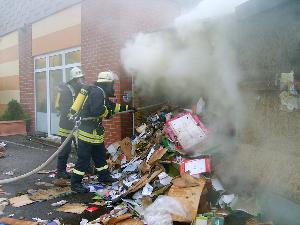 Bild: Ablöschen des Inhaltes nach dem Öffnen des Containers unter Atemschutz