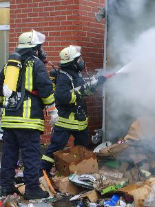 Bild: Ablöschen des Inhaltes nach dem Öffnen des Containers unter Atemschutz