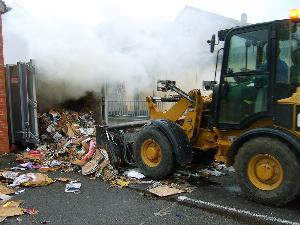 Bild: Tatkräftige Unterstützung erhielten die Einsatzkräfte durch den Radlader des Gemeindebauhofs