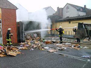 Bild: Ablöschen des Inhaltes nach dem Öffnen des Containers unter Atemschutz
