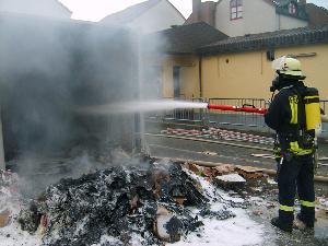 Bild: Zum Teil kam auch Löschschaum zum Einsatz