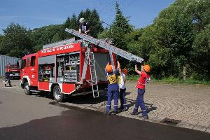 Bild: Entnahme der Steckleiter von Fahrzeug