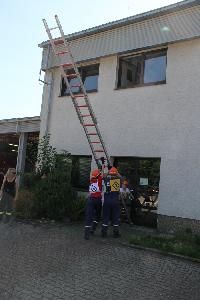 Bild: Stellen der Steckleiter am Gerätehaus