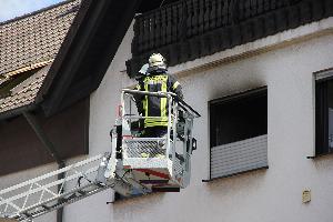 Bild: Über die Drehleiter wurde die Dachkontruktion mit einer Wärmebildkamera auf Hitzenester untersucht