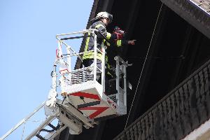 Bild: Über die Drehleiter wurde die Dachkontruktion mit einer Wärmebildkamera auf Hitzenester untersucht