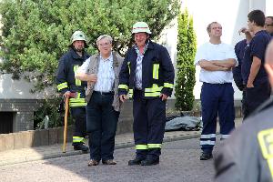 Bild: Der Ortsvorsteher und 1. Beigeordnete Berthold Schmitt (zweiter von Links) informierte sich bei Wehrführer Klaus Theis über den Einsatz