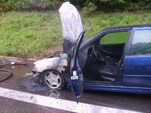 Bild: Der Brand war im Motorraum des Fahrzeugs ausgebrochen