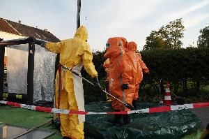 Bild: Dekontamination der eingesetzten Kräfte