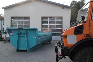 Bild: Roter Rauch steigt aus dem Container auf