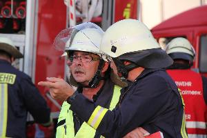 Bild: Einsatzleiter Wolfgang Braun (links) im Gespräch mit dm stellvertretenden Wehrführer Christian Holz