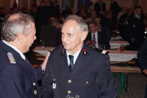 Bild: Kommandant Robert (Robby) Deutsch von der Feuerwehr aus Pfaffenthal gratuliert dem Zugführer Henry Wesnigk zum 90-jährigen Bestehen des Löschzug 2 Nehesdorf. (Foto: David Saupe)