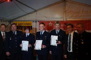 Bild: Michael Kamenz (links), Wehrführer der Stadt Finsterwalde, konnte einige Ehrungen von verdienten Kameraden durchführen. (Foto: David Saupe)