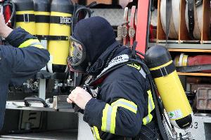 Bild: Ausrüsten mit Atemschutzgeräten