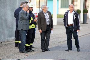 Bild: Der stellvertetende Wehrführer Christian Holz (zweiter von links) im Gespräch mit Beobachtern der Übung, unter anderem dem Bürgermeister der Gemeinde Tholey (rechts daneben)