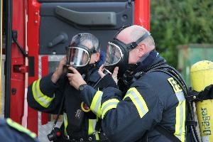 Bild: Ausrüsten mit Atemschutzgeräten