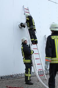 Bild: Brandbekämpfung über eine Schaumöffnung